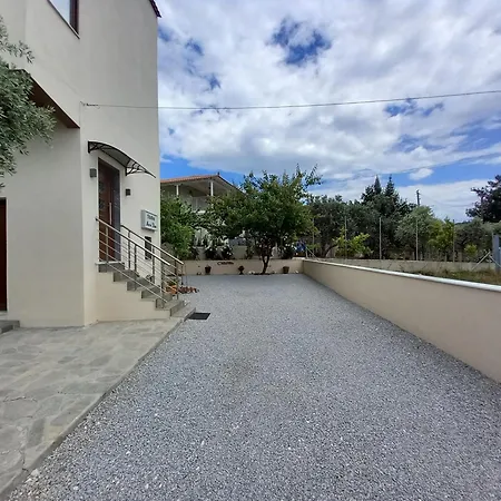 公寓 Maria Dina 2 *